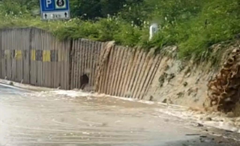 O bandă a DN1, în zona Nistorești, a fost închisă din cauza aluviunilor aduse de ploi
