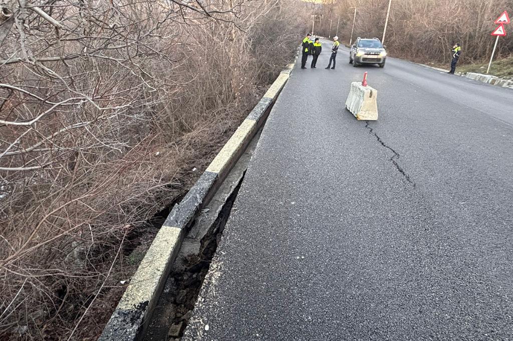 Măsuri de urgență la Câmpina, după o alunecare de teren la ieșirea spre Cornu