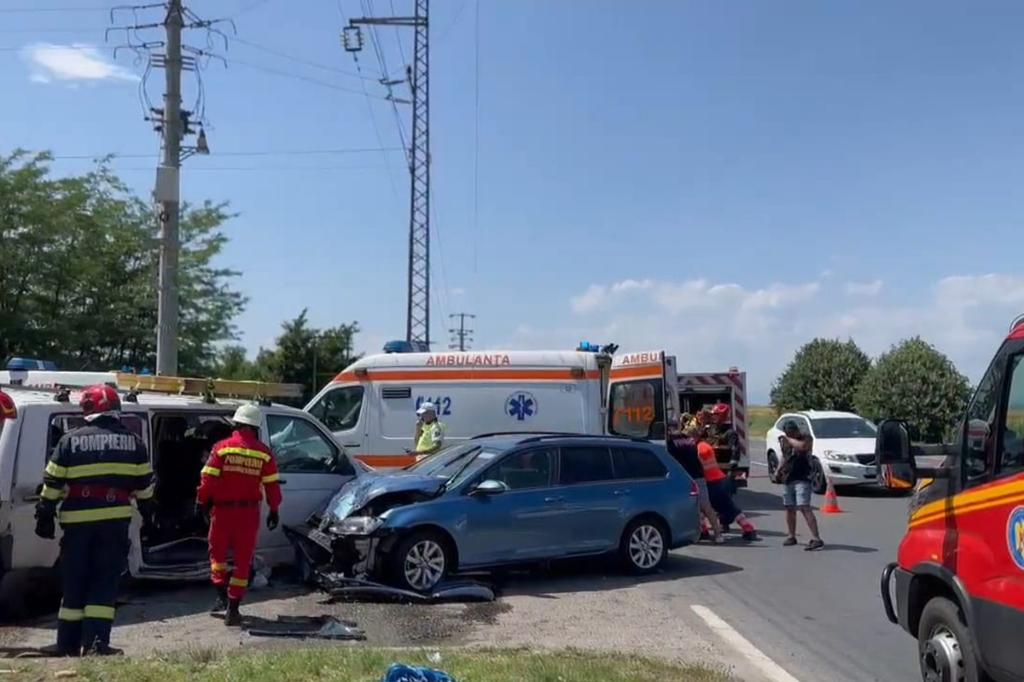 Accident pe DN1, între Câmpina și Ploiești, în care a fost implicată și o dubiță cu zece persoane