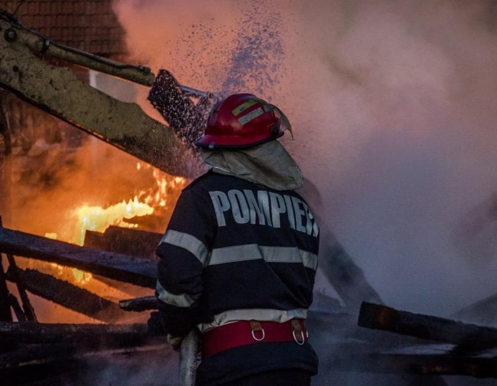 Un bărbat de 40 ani a murit carbonizat într-un incendiu la Bănești