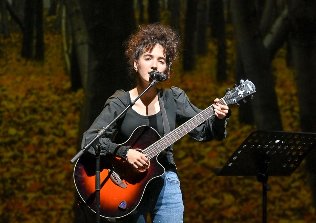 Câmpineanca Teodora Fodac, preferata publicului la Concursul Național de Interpretare a Muzicii Folk – “Festivalul Castanilor” 2025
