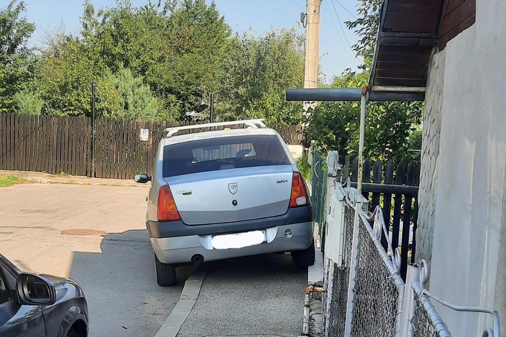 La Câmpina s-a inventat parcarea pe... gard