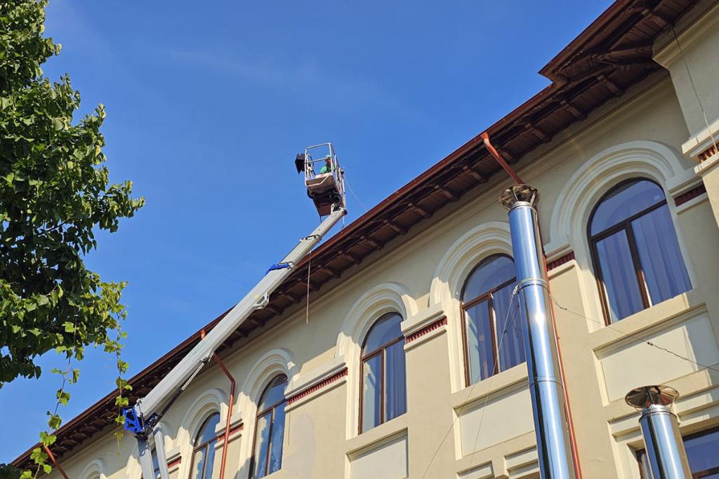 La Liceul “Istrati” din Câmpina se montează panourile fotovoltaice câștigate în urma unui concurs național