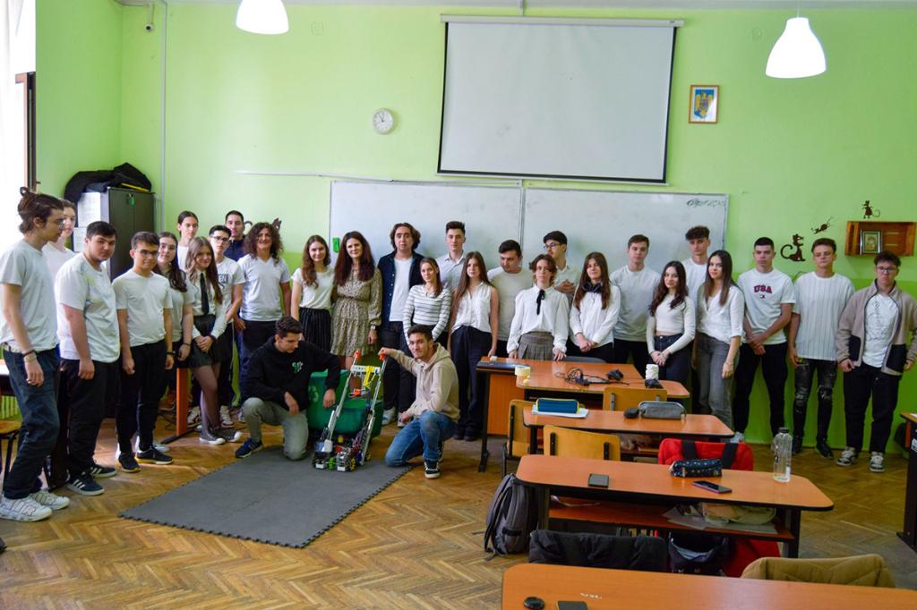 Elevii de la Colegiul Național ”Nicolae Grigorescu” Câmpina au creat un robot de reciclare a hârtiei, într-un proiect ecologic