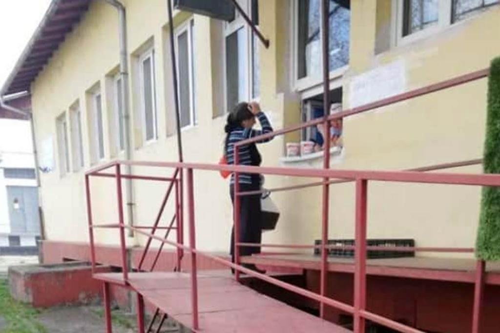 Consultare publică privind desființarea Cantinei Sociale de la Câmpina. Beneficiarii ar urma să primească tichete pentru mâncare