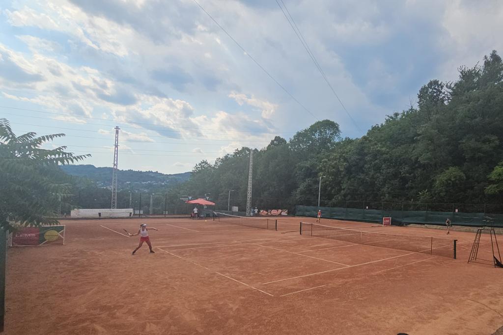Turneu internațional de tenis la Câmpina. Au început partidele de dublu, dar ploaia a încurcat programul