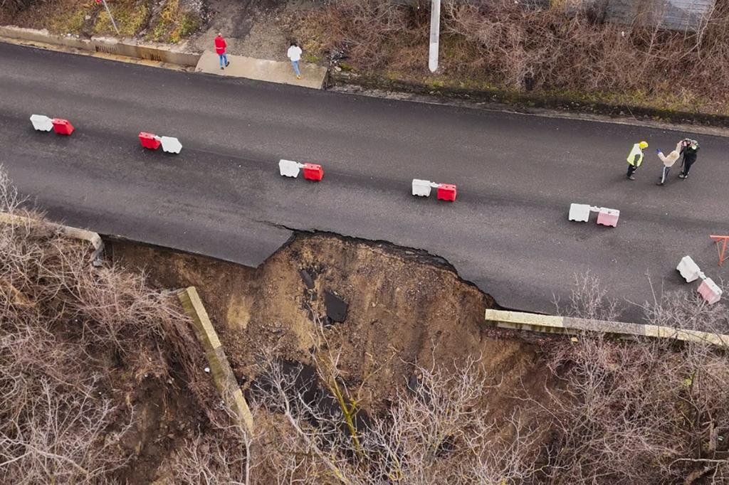 “Intervenția în regim de urgență NU ESTE POSIBILĂ!” Drumul de la Câmpina, afectat de alunecarea de teren, nu va fi reparat prea curând
