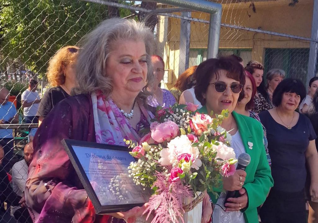 Emoția... pensionării pentru învățătoarea Marieta Necula, de la Școala Centrală Câmpina, după o viață petrecută la catedră