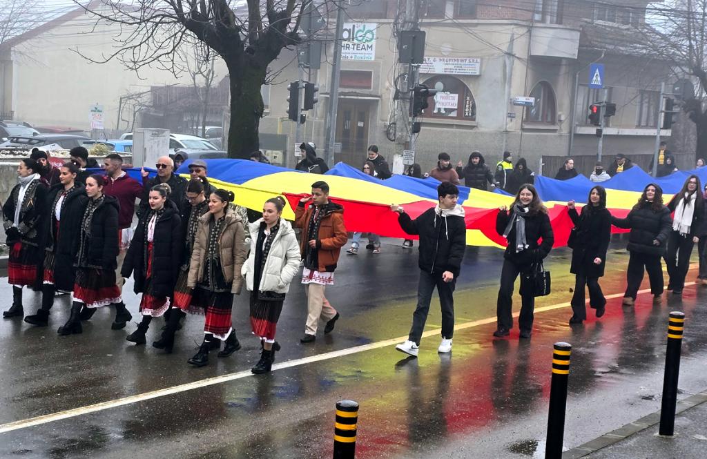 Un tricolor impresionant, purtat de liceenii din Câmpina de Ziua Unirii Principatelor Române