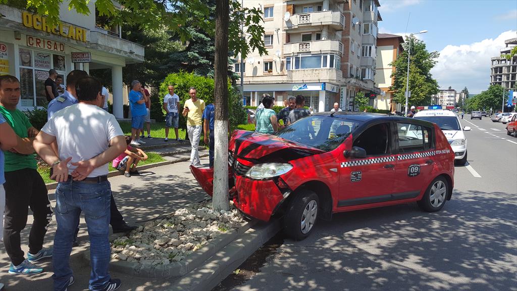 Accident la Câmpina. Un taxi a fost acroşat şi a intrat frontal într-un copac