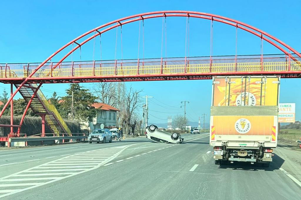 Accident spectaculos pe DN1. O mașină s-a răsturnat