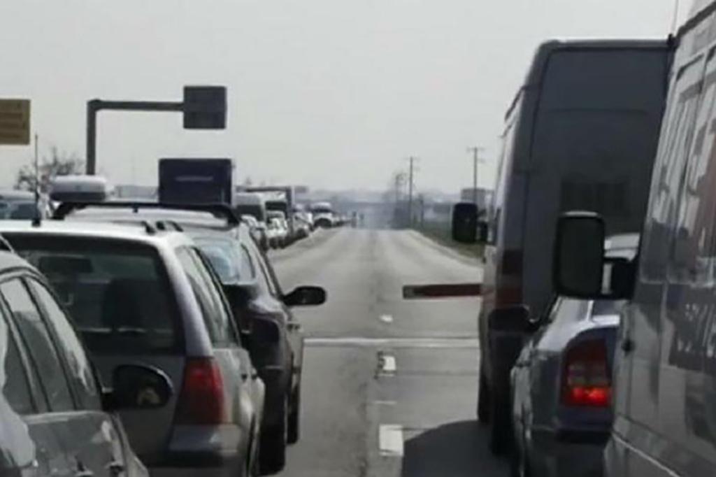 O barieră de pe DN1, la trecerea de la Movila Vulpii, a rămas blocată. Polițiștii au asigurat fluența traficului în zonă