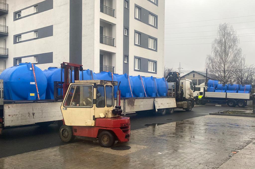 HidroPrahova a adus la Câmpina 44 containere pentru apă, cu o capacitate de totală de 78 tone. Primăria Câmpina va anunța curând locațiile