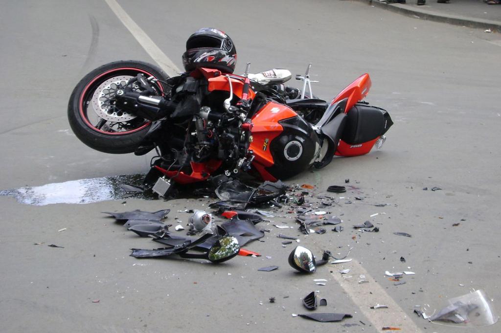 Accident la Breaza între o mașină și o motocicletă. Doi tineri au ajuns la spital