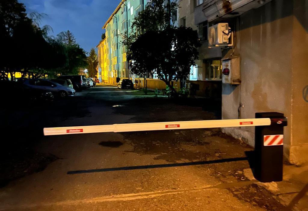Terenul dintre Direcția Economică a Primăriei Câmpina și blocul B1 de pe Strada Hasdeu, închis cu barieră, este proprietate privată