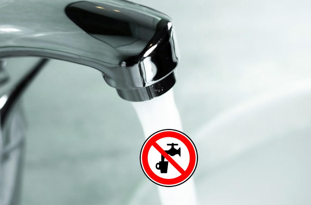 Apa distribuită în două localități din Prahova este contaminată cu arsen și NU poate fi folosită pentru băut sau gătit