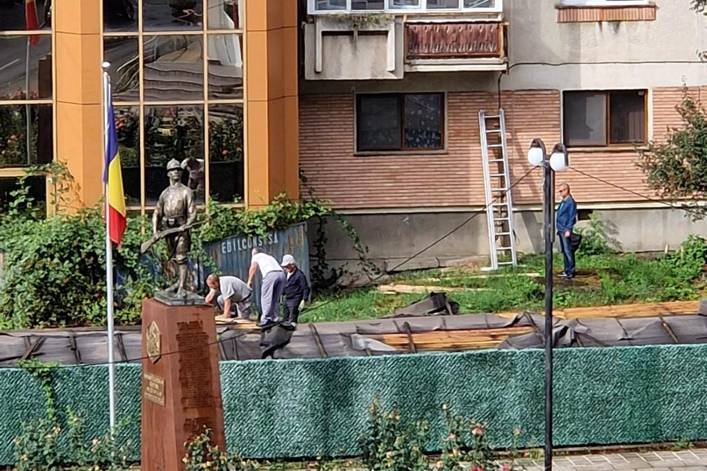 La vestigiile arheologice din Parcul Trandafirilor se face curățenie