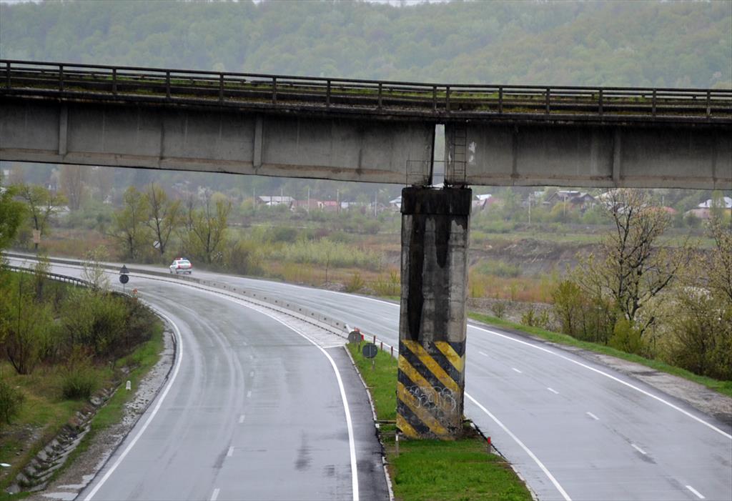 CFR vrea să dezafecteze grinzile de beton de la podul din zona Câmpina, pentru a înlătura pericolul unei eventuale prăbușiri peste DN1