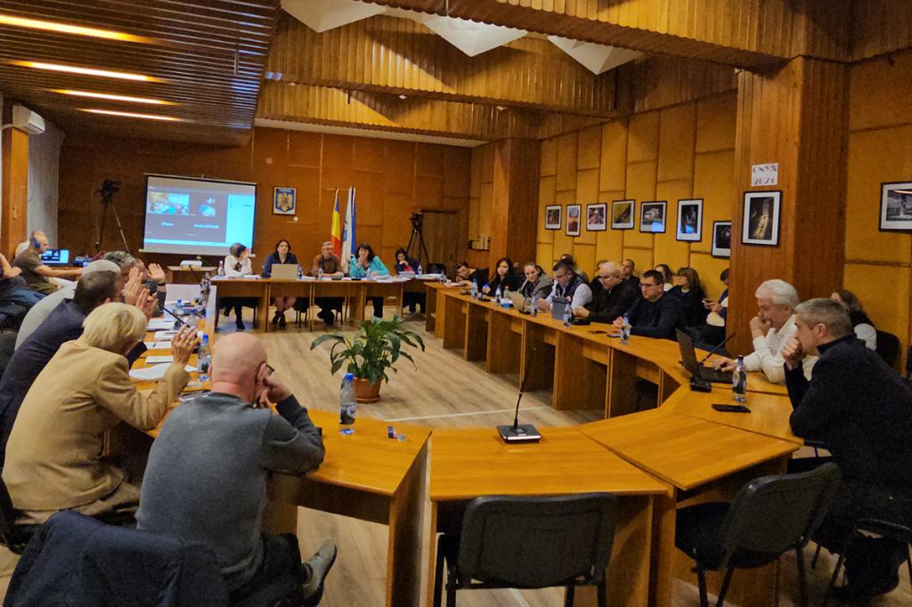 Bătălie aspră pentru prezența fizică sau online la ședințele Consiliului Local Câmpina