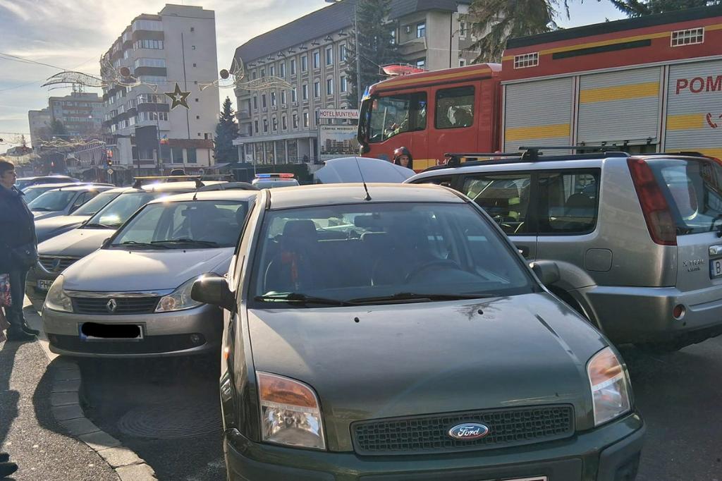 Accident în centrul Câmpinei. Unei persoane i s-a făcut rău la volan și a acroșat trei mașini