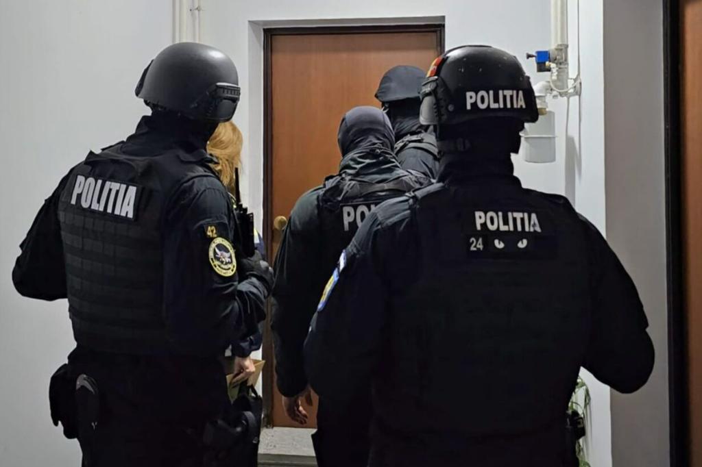Percheziții ale polițiștilor prahoveni într-un dosar de înșelăciune