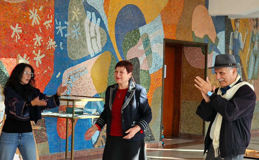 ”Un drum printre culori”, o poveste despre descoperirea artei la vârsta a treia