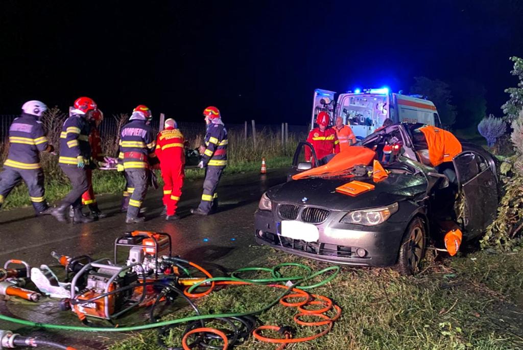 Accident grav la Bănești. Un conducător auto a rămas încarcerat în mașina avariată