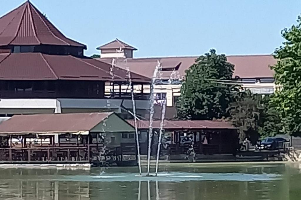 S-a reparat fântâna arteziană de pe Lacul Bisericii din Câmpina