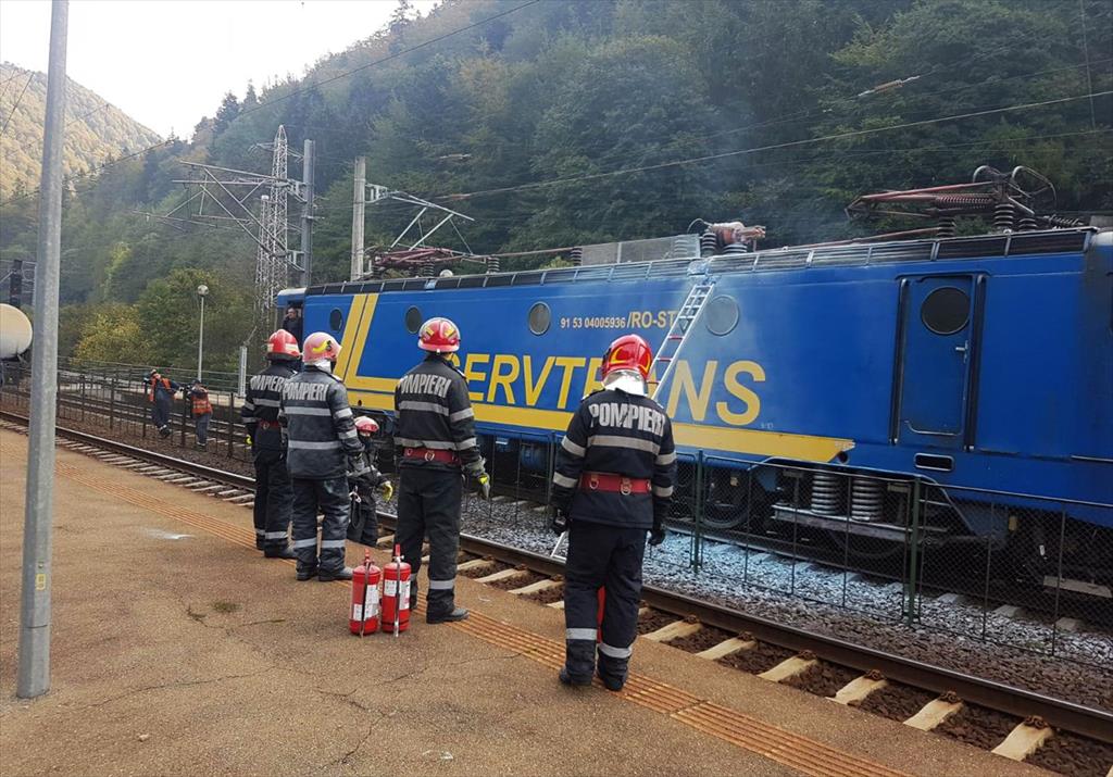 Locomotiva unui tren încărcat cu motorină a luat foc în Gara Sinaia