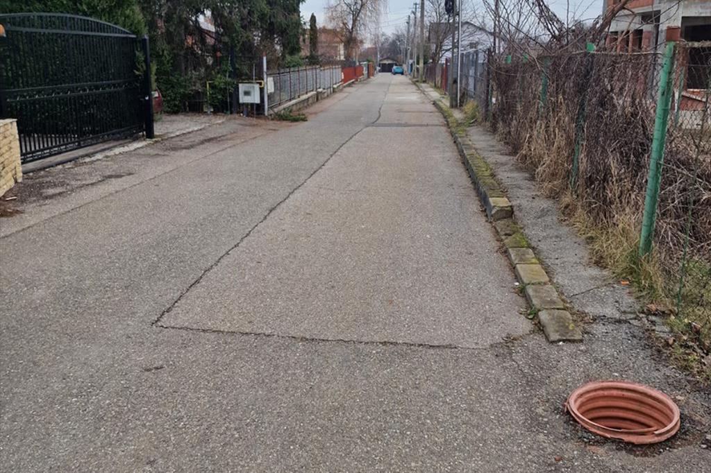 Capace noi la gurile de canalizare în cartierul Câmpinița