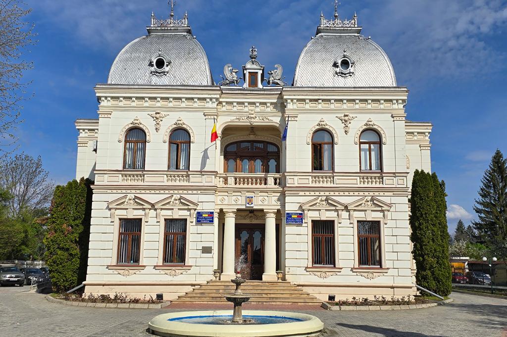 Reorganizarea posturilor din Primăria Câmpina aduce o economie de 112.000 lei pe lună la bugetul local