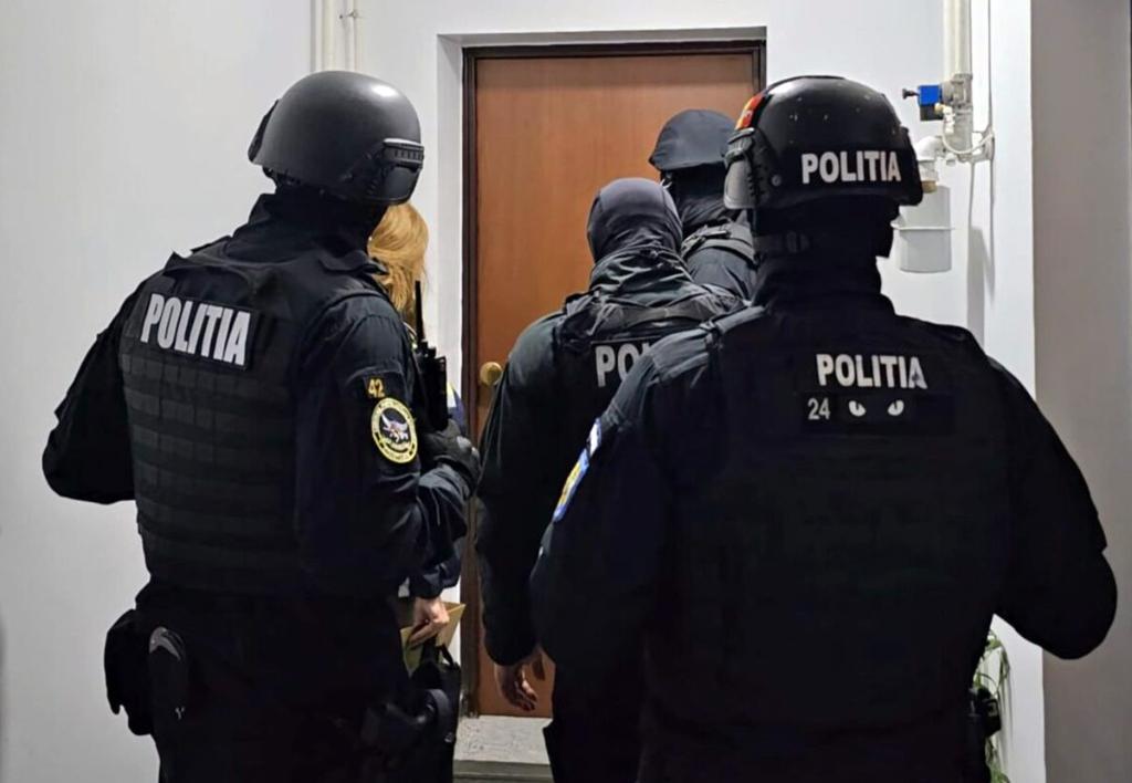 Percheziții în Ploiești, Câmpina, Breaza și alte 11 localități într-un dosar privind obținerea de împrumuturi cu documente false