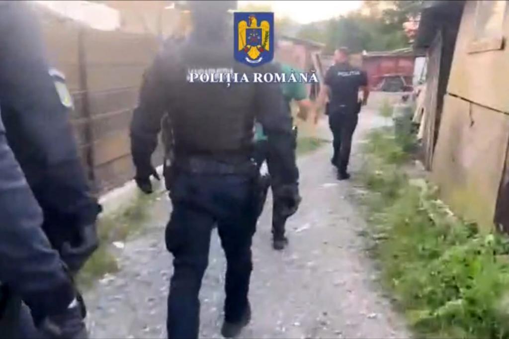 Trei câmpineni au fost reținuți pentru proxenetism. Luni au fost percheziții la domiciliile lor