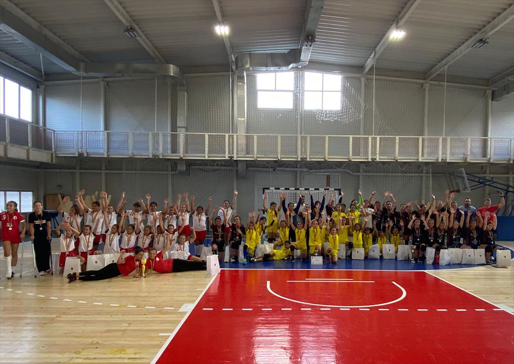 Turneul de handbal feminin, ultima competiție sportivă din cadrul Festivalului CâmpinArtelor și Sporturilor