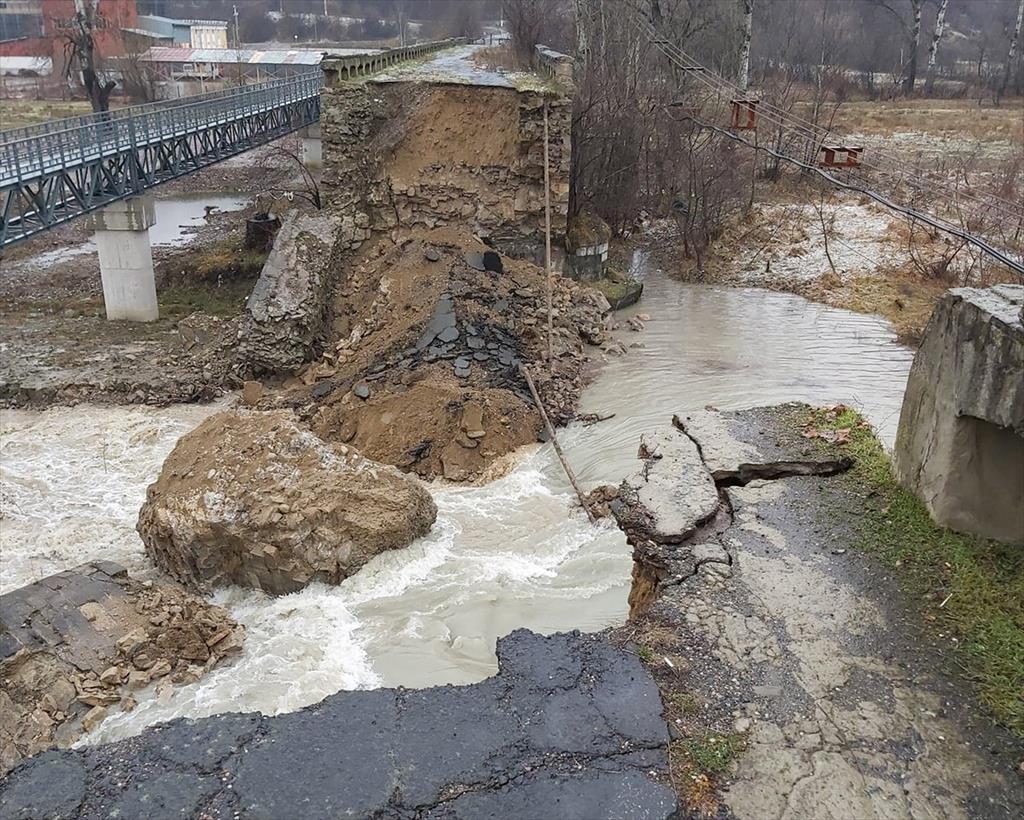 Podul de piatră dintre Câmpina și Bănești, construit în vremea lui Cuza, s-a prăbușit în apele Doftanei