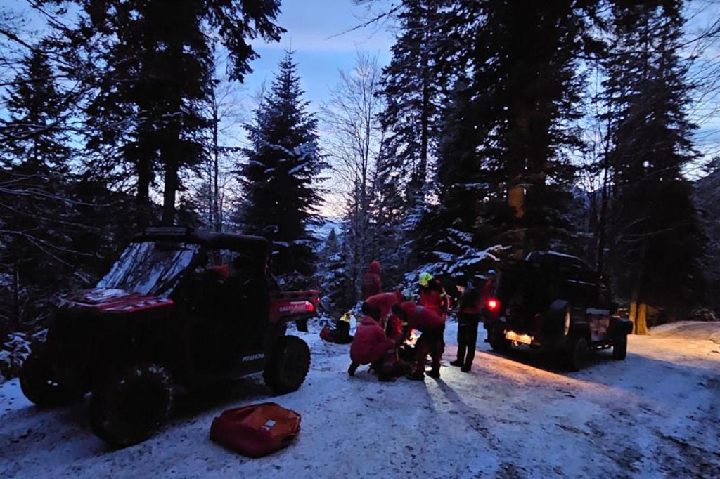La un pas de moarte! Un bărbat a căzut peste 70 metri cu ATV-ul într-o râpă