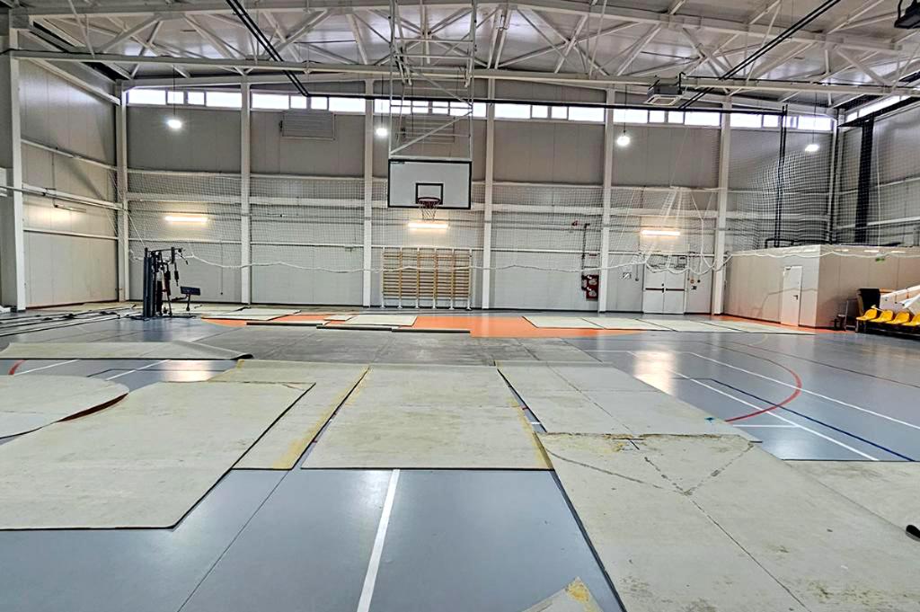 Două completuri de la Tribunalul Prahova își pasează dosarul în care Primăria Câmpina este dată în judecată de firmele care au construit sala de sport (nefuncțională) de la Școala Hasdeu