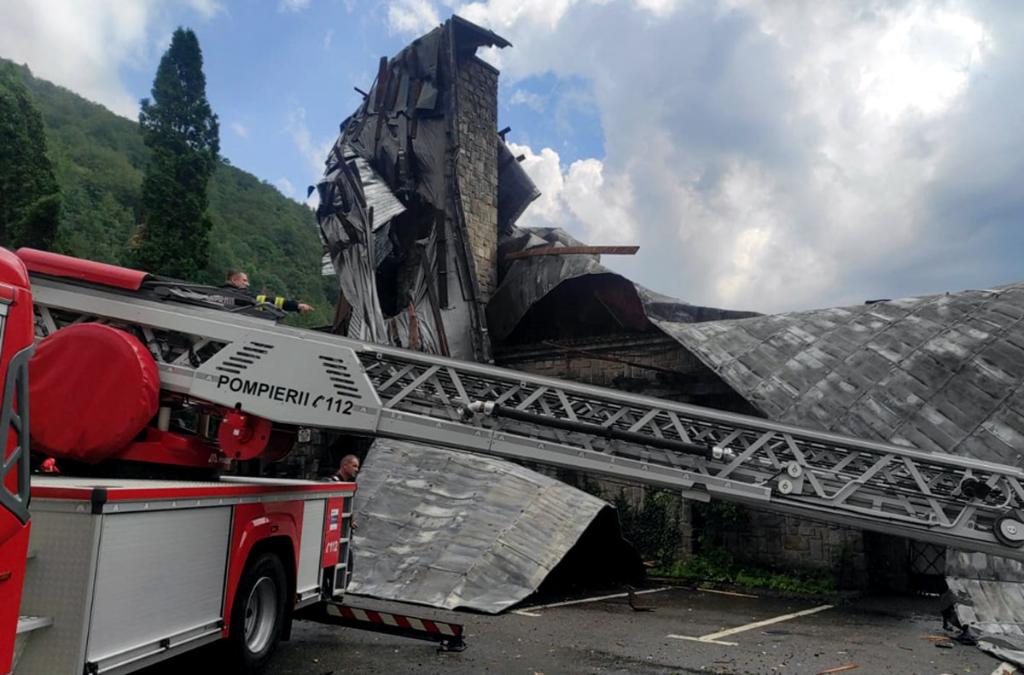 Furtună la Sinaia. Trafic restricționat pe DN1 din cauza unor copaci căzuți peste carosabil. Acoperiș smuls de vânt în zona gării