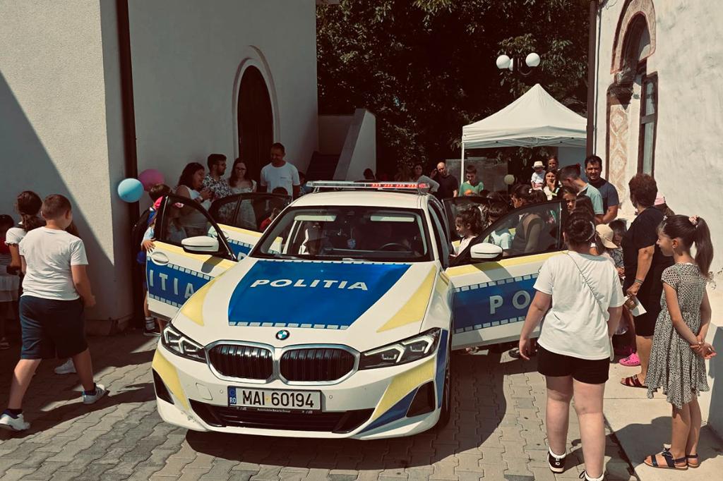 Polițiștii Serviciului Rutier au desfășurat activități de educație rutieră pentru copiii participanți la Școala de vară din Breaza