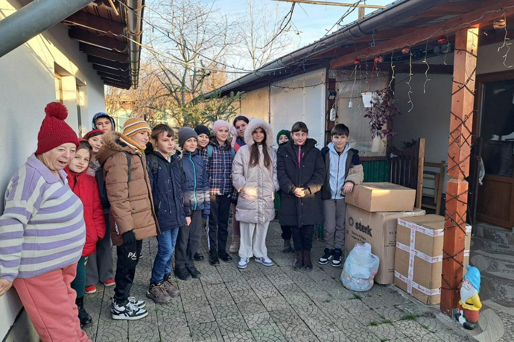 „Mâini mici, gesturi mari” – lecție de solidaritate oferită de elevii Școlii Gimnaziale „Profesor Cristea Stănescu” din Cornu