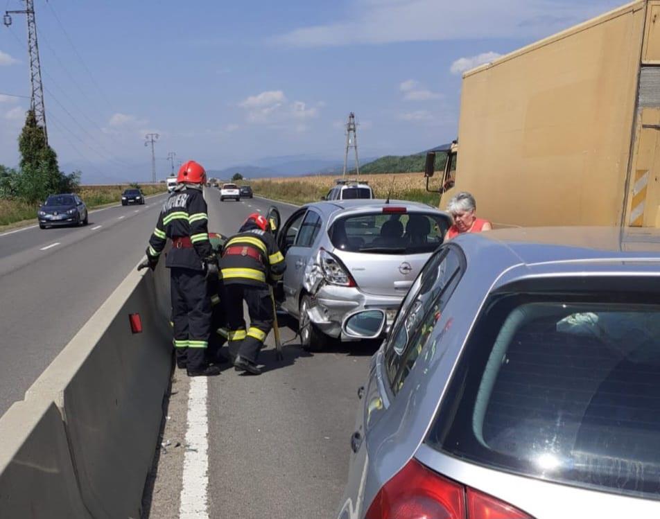 Accident pe DN1 la Bănești. Au fost implicate două mașini, iar o persoană a suferit un atac de panică