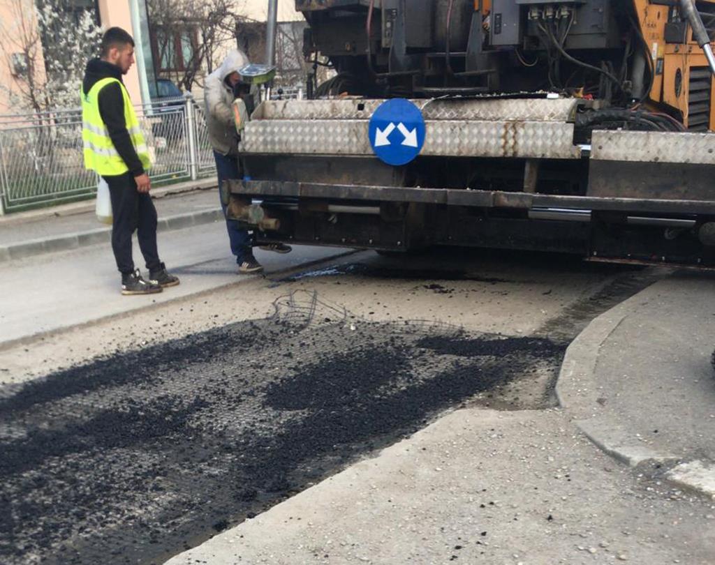 Probleme pe Strada Muscelului. Firma care asfaltează, pusă să refacă o parte din lucrare