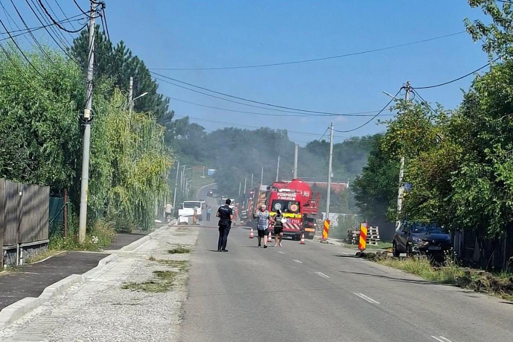Incendiu la Bănești. A ars acoperișul unei locuințe