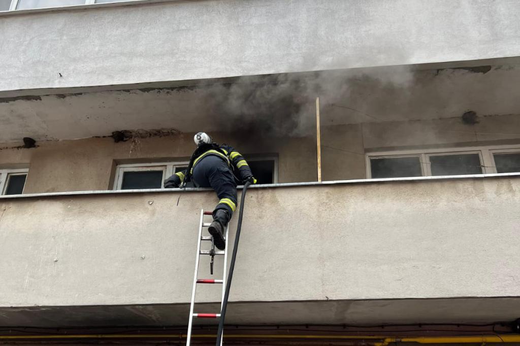 Pompierii câmpineni au intervenit la un incendiu la un bloc din Băicoi. 12 persoane au fost evacuate