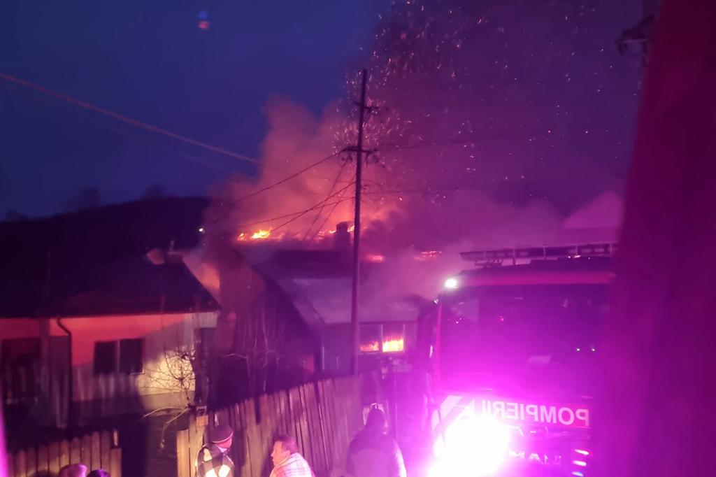 Incendiu la Poiana Câmpina. Pompierii se luptă pentru stingerea acestuia și limitarea efectelor dezastrului