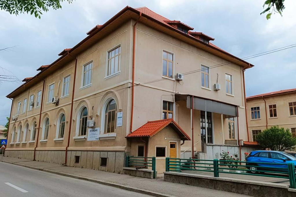 O școală creștină privată a cumpărat clădirea OMV Petrom de pe Strada Plevnei din Câmpina