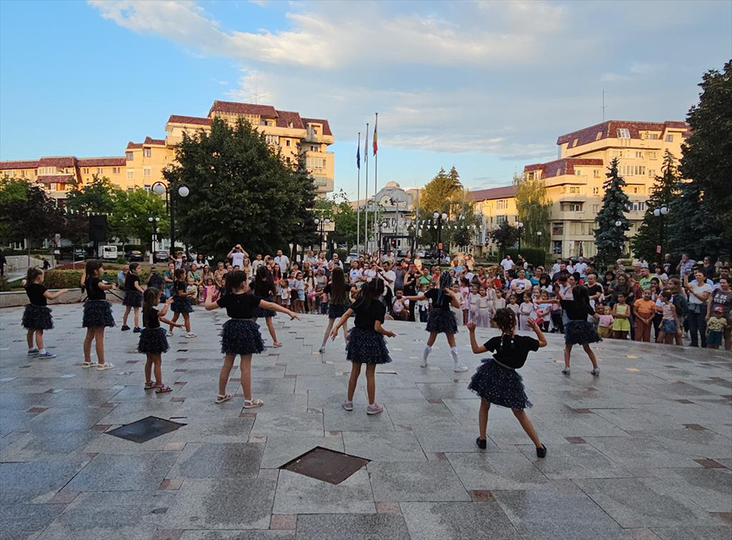 Festivalul CâmpinArtelor și Sporturilor. Zeci de copii au dansat în Parcul Regele Mihai I