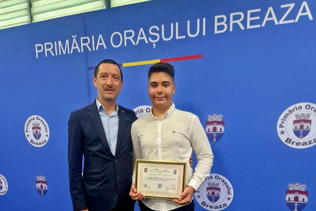 Primăria Breaza l-a premiat pe elevul cu cea mai mare medie la Evaluarea Națională