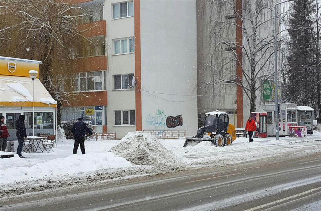 Primăria Câmpina reamintește cetățenilor și firmelor că au obligația să curețe zăpada de pe trotuare