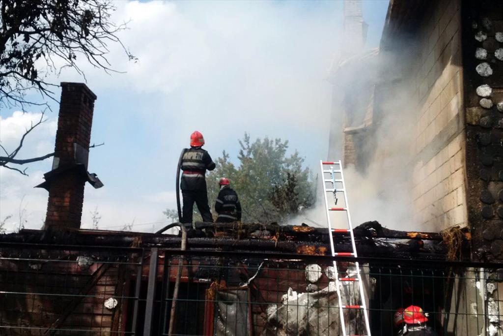 Incendiu la Valea Doftanei, la două case și două anexe. Trei persoane au suferit atac de panică